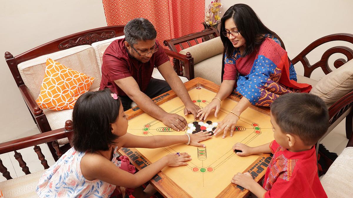 34 × 34 Inch Carrom Board – Wooden Family Indoor Board Game for 2–4 Players