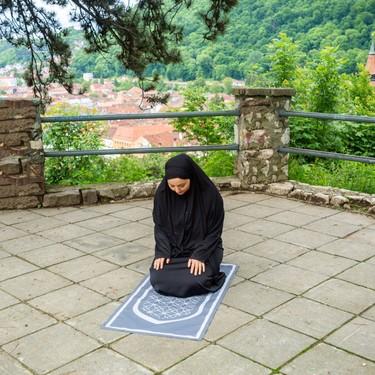 Disposable Prayer Mat – Portable Single-Use Travel Musallah for Mosques, Travel & Outdoor Prayer